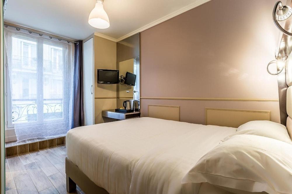 Hotel District République 2*